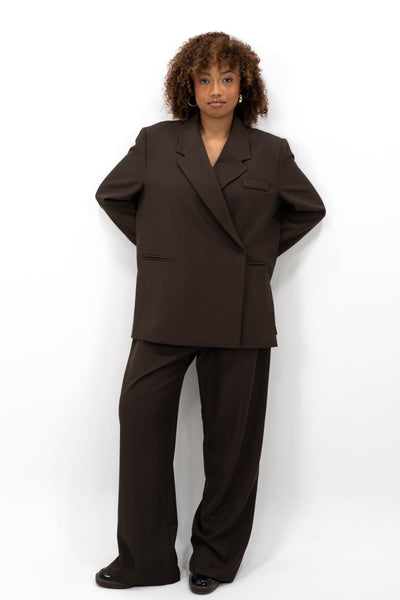 Blazer oversize Mayla Couture, coupe ample et structurée, parfait pour un look minimaliste et mastour élégant.