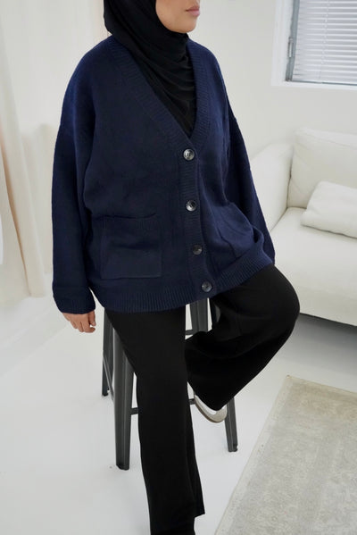 Cardigan en laine marine Mayla Couture – coupe oversize, doux et mastour, parfait pour un look élégant et décontracté