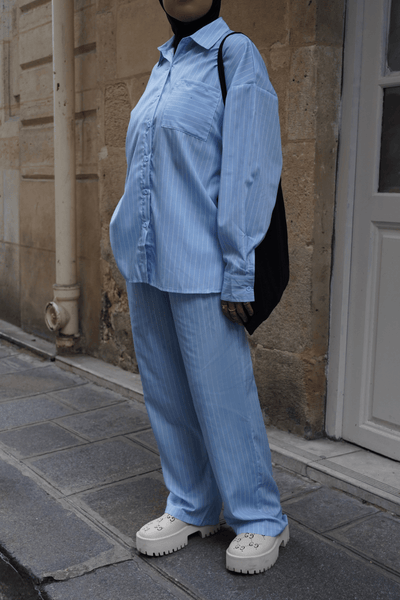 Ensemble rayé bleu Mayla Couture – chemise et pantalon fluides, coupe mastour et élégante, look moderne et raffiné