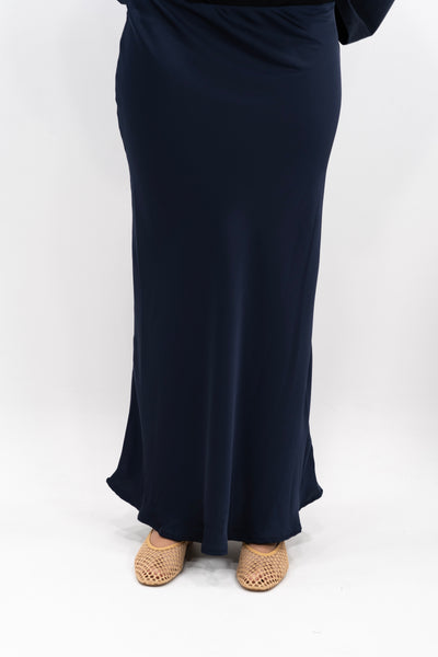 Jupe en satin longue et fluide Mayla Couture, élégante et mastour, idéale pour un look minimaliste et modest.