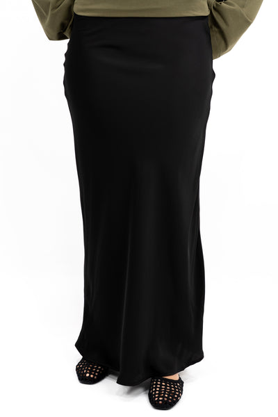Jupe en satin longue et fluide Mayla Couture, élégante et mastour, idéale pour un look minimaliste et modest.