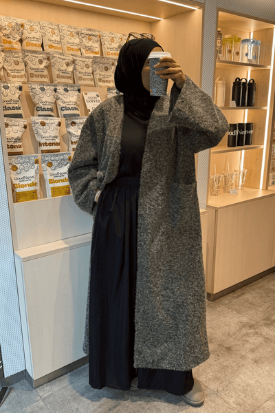 Manteau long vert texturé Mayla Couture – coupe oversize et fluide, look mastour moderne et chaleureux