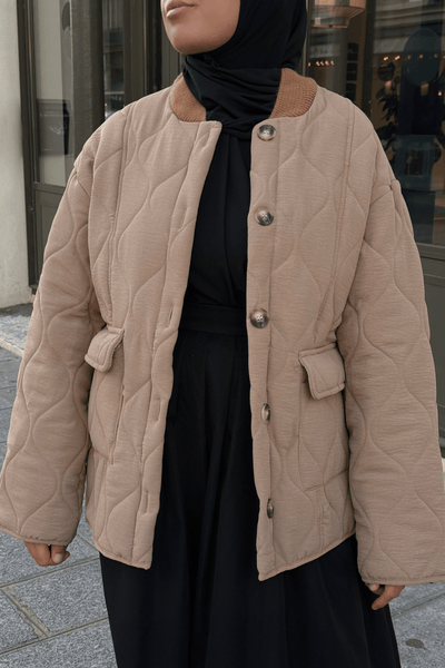 Manteau matelassé beige Mayla Couture —  parfait pour un look mastour et moderne
