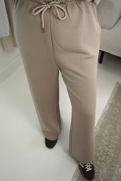 Pantalon cosy beige Mayla Couture – coupe fluide et mastour, tissu doux et confortable pour un look minimaliste