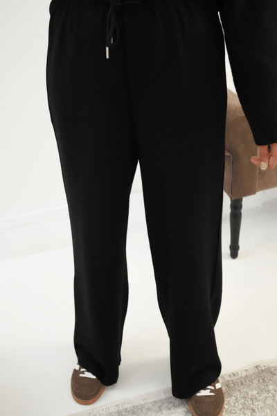 Pantalon cosy noir Mayla Couture – coupe fluide et mastour, tissu doux et élégant pour un style minimaliste