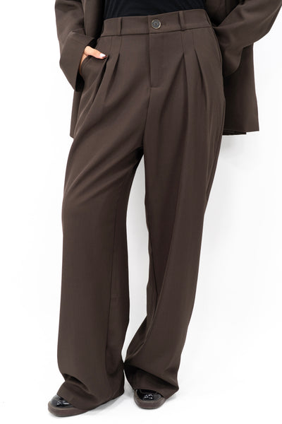Pantalon loose Mayla Couture, coupe ample et confortable, parfait pour un look minimaliste et mastour au quotidien.