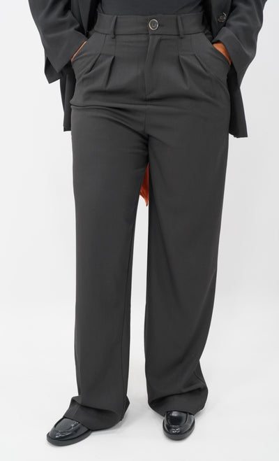 Pantalon loose Mayla Couture, coupe ample et fluide, parfait pour un look minimaliste et mastour au quotidien