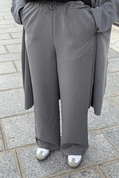 Pantalon tailleur gris Mayla Couture – coupe fluide et mastour, élégance minimaliste et allure structurée
