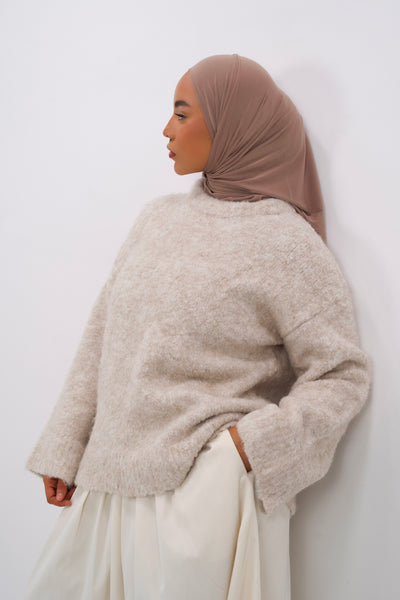 Pull en maille doux Mayla Couture, confortable et mastour, parfait pour un look minimaliste, élégant et modest.