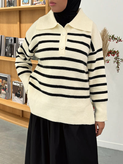 Pull marinière à col large crème et noir Mayla Couture — coupe fluide, confortable et élégante, style minimaliste et mastour.
