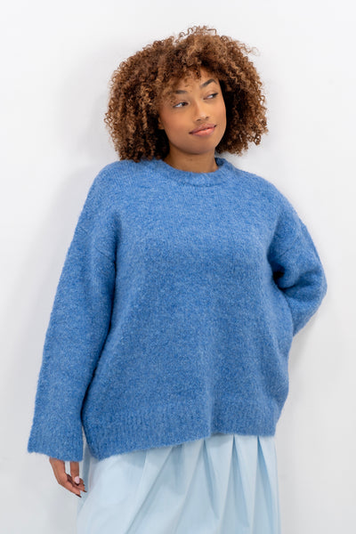 Pull-over en maille douce à coupe régulière, idéal pour un look confortable et chaleureux au quotidien