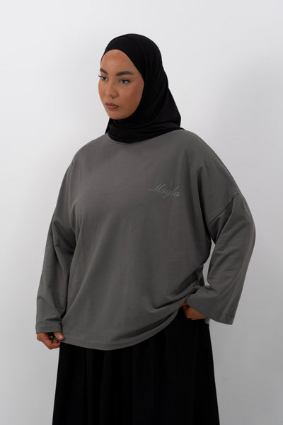 T-shirt basique manches longues, Mayla Couture, coupe droite et confortable, parfait pour un look minimaliste et mastour au quotidien.