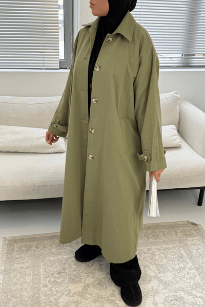 Trench long kaki en coton Mayla Couture – coupe fluide et élégante, parfait pour un look pudique et moderne