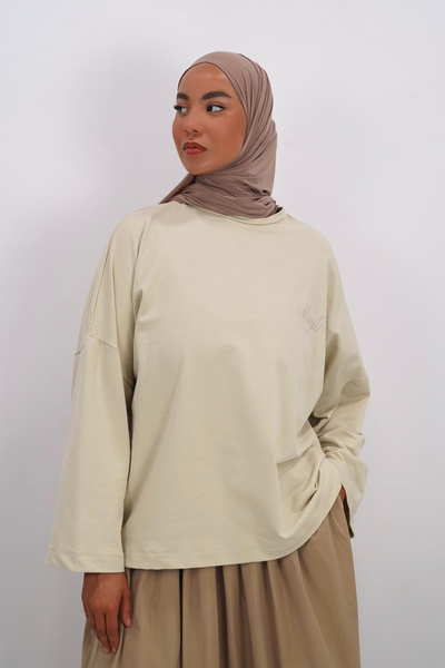 T-shirt basique manches longues, Mayla Couture, coupe droite et confortable, parfait pour un look minimaliste et mastour au quotidien.